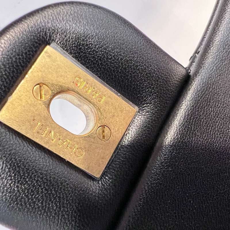 Chanel 黑牛皮菱格紋Coco20金球金釦下蓋肩斜背包-14