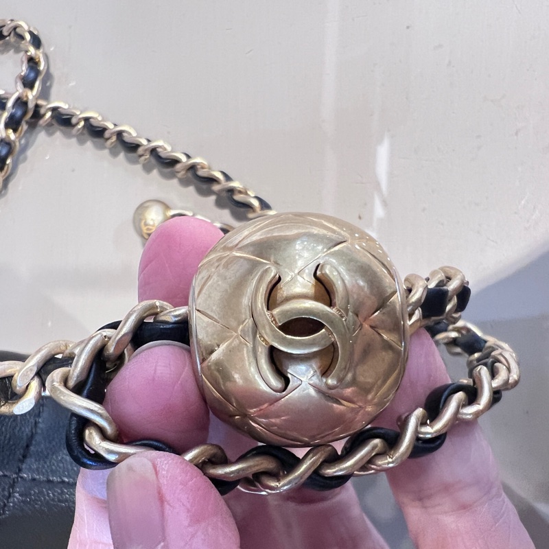 Chanel 黑牛皮菱格紋Coco20金球金釦下蓋肩斜背包-16
