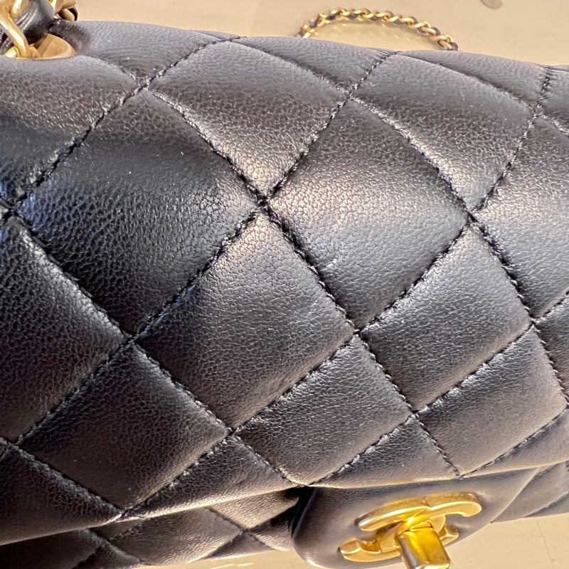 Chanel 黑牛皮菱格紋Coco20金球金釦下蓋肩斜背包-19