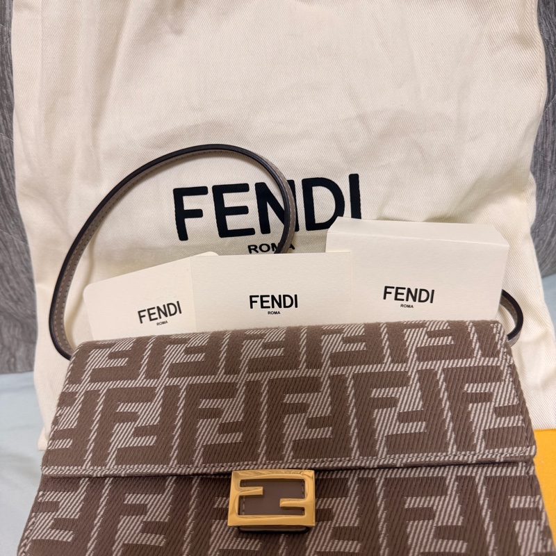 FENDI Baguette 米灰 鍊帶兩用包-10