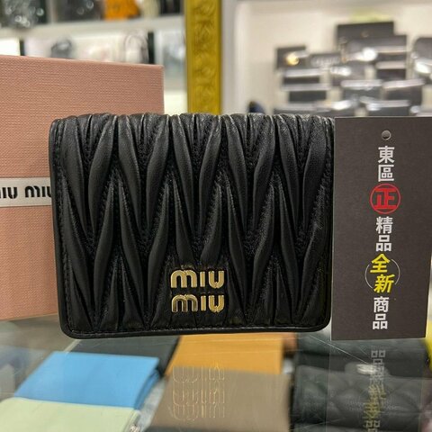 東區正精品㊣MIU MIU 5MV204 全新黑色全皮皺褶金字內零錢袋釦子短夾 RZ6061