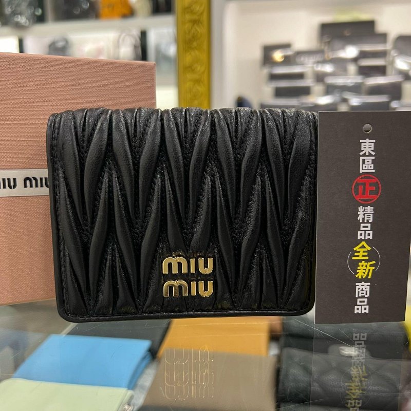 東區正精品㊣MIU MIU 5MV204 全新黑色全皮皺褶金字內零錢袋釦子短夾 RZ6061-0