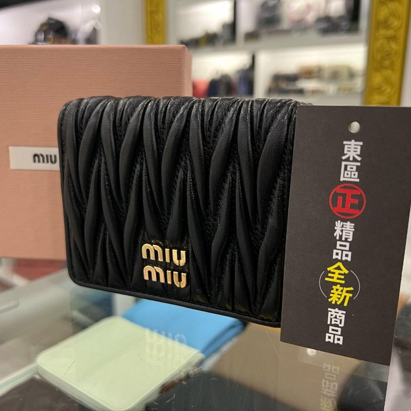 東區正精品㊣MIU MIU 5MV204 全新黑色全皮皺褶金字內零錢袋釦子短夾 RZ6061-1