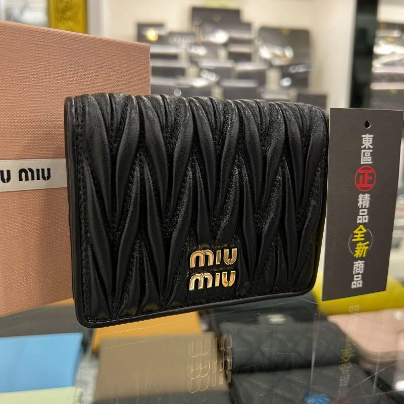 東區正精品㊣MIU MIU 5MV204 全新黑色全皮皺褶金字內零錢袋釦子短夾 RZ6061-2