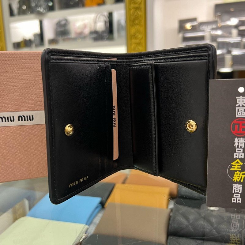 東區正精品㊣MIU MIU 5MV204 全新黑色全皮皺褶金字內零錢袋釦子短夾 RZ6061-3