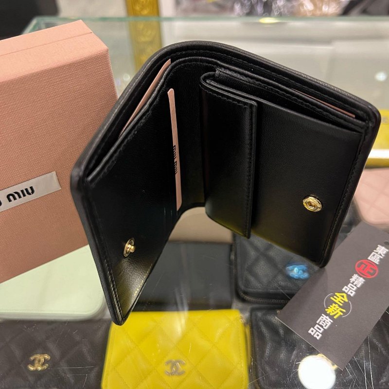 東區正精品㊣MIU MIU 5MV204 全新黑色全皮皺褶金字內零錢袋釦子短夾 RZ6061-4