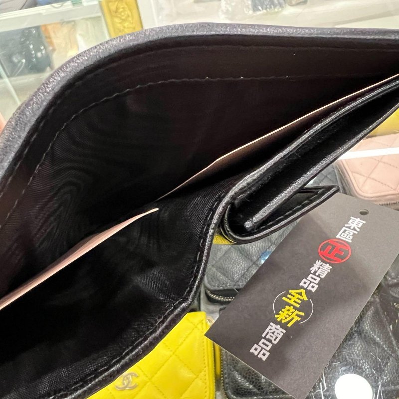 東區正精品㊣MIU MIU 5MV204 全新黑色全皮皺褶金字內零錢袋釦子短夾 RZ6061-5