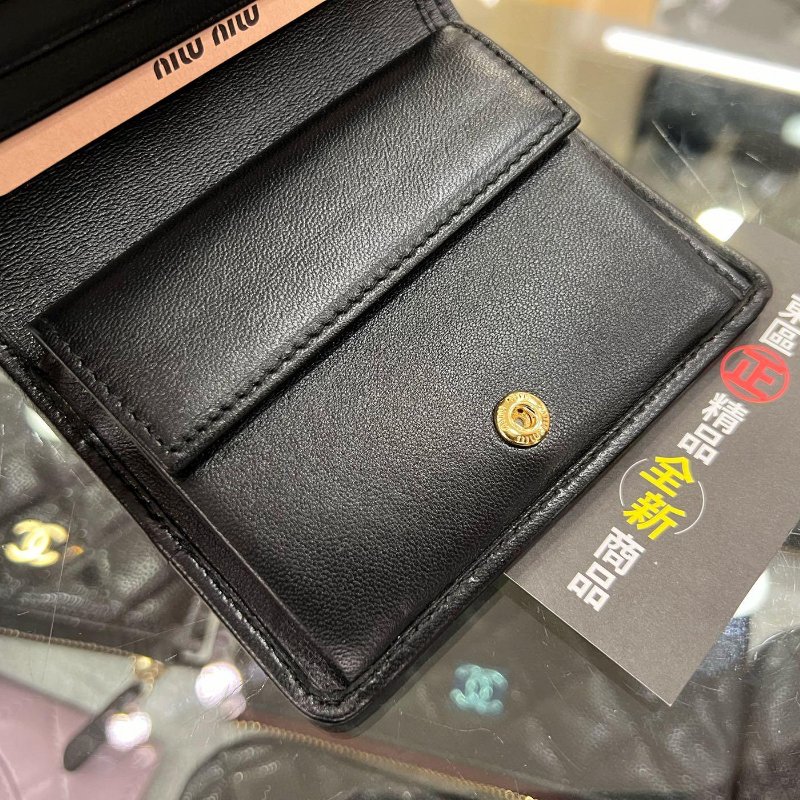 東區正精品㊣MIU MIU 5MV204 全新黑色全皮皺褶金字內零錢袋釦子短夾 RZ6061-6