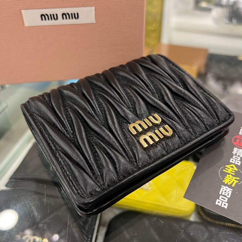 東區正精品㊣MIU MIU 5MV204 全新黑色全皮皺褶金字內零錢袋釦子短夾 RZ6061-7