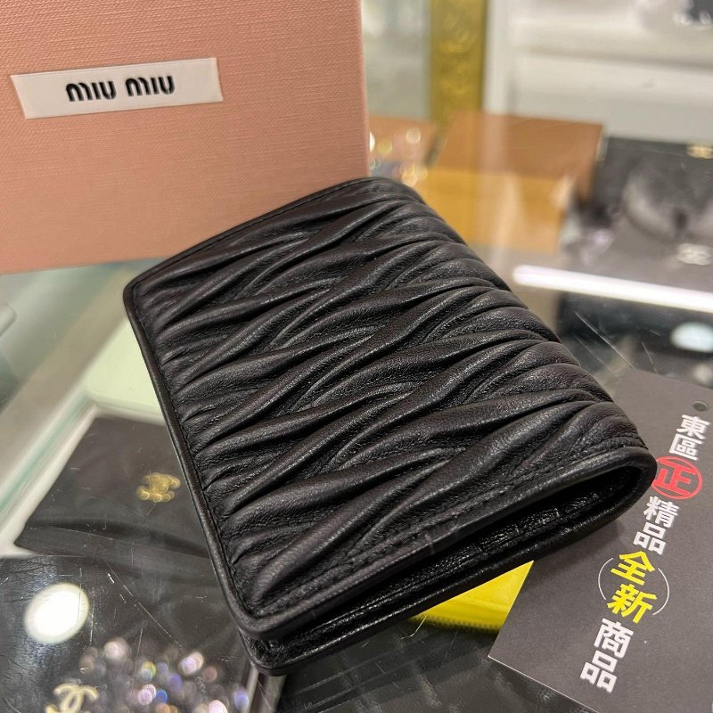 東區正精品㊣MIU MIU 5MV204 全新黑色全皮皺褶金字內零錢袋釦子短夾 RZ6061-8