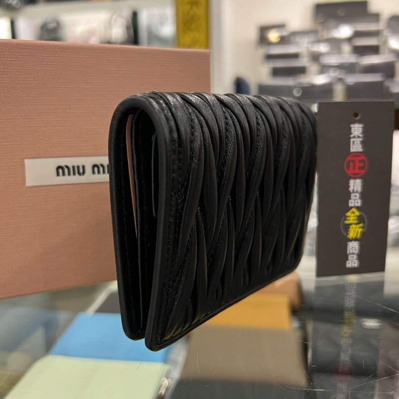 東區正精品㊣MIU MIU 5MV204 全新黑色全皮皺褶金字內零錢袋釦子短夾 RZ6061-9