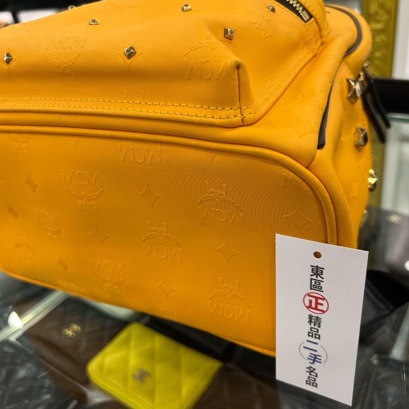 東區正精品㊣MCM 6SVH44 限量黃色立體浮雕LOGO拉鍊後背包小款 RZ4854-6