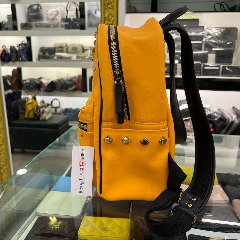東區正精品㊣MCM 6SVH44 限量黃色立體浮雕LOGO拉鍊後背包小款 RZ4854-8