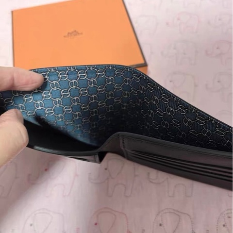 全新漏價 Hermès Swift Silk’In 內裡 男用對折短夾 黑色｜藍色鏈條印花內裡｜附盒