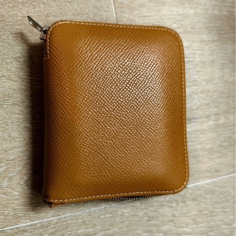 愛馬仕 Silk’in Compact 短夾｜經典金棕｜紅橘絲巾內裡｜小錢包