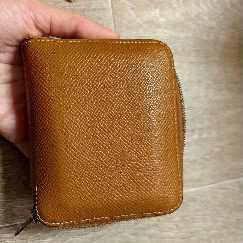 愛馬仕 Silk’in Compact 短夾｜經典金棕｜紅橘絲巾內裡｜小錢包-1