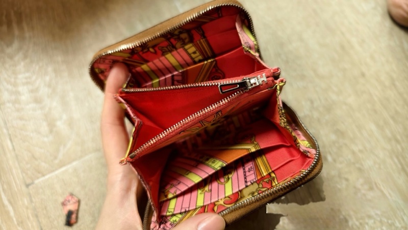 愛馬仕 Silk’in Compact 短夾｜經典金棕｜紅橘絲巾內裡｜小錢包-2