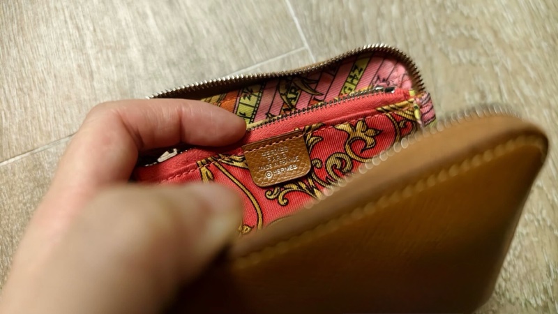 愛馬仕 Silk’in Compact 短夾｜經典金棕｜紅橘絲巾內裡｜小錢包-3