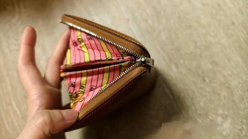 愛馬仕 Silk’in Compact 短夾｜經典金棕｜紅橘絲巾內裡｜小錢包-6