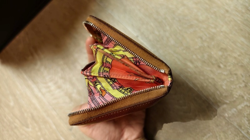 愛馬仕 Silk’in Compact 短夾｜經典金棕｜紅橘絲巾內裡｜小錢包-7