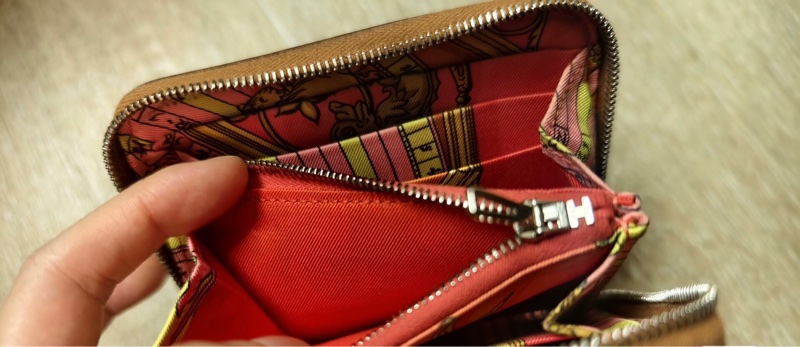 愛馬仕 Silk’in Compact 短夾｜經典金棕｜紅橘絲巾內裡｜小錢包-11