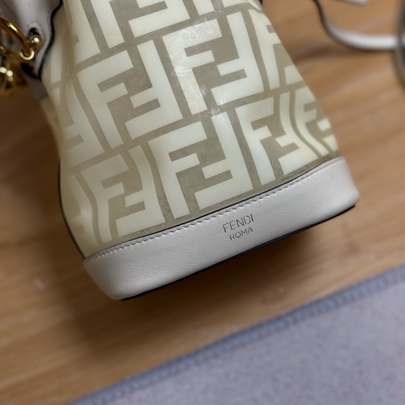 FENDI白色雙拼水桶包-3
