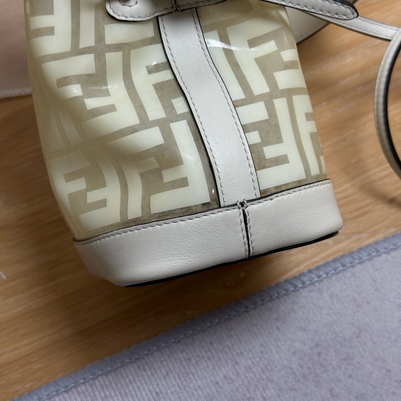 FENDI白色雙拼水桶包-4