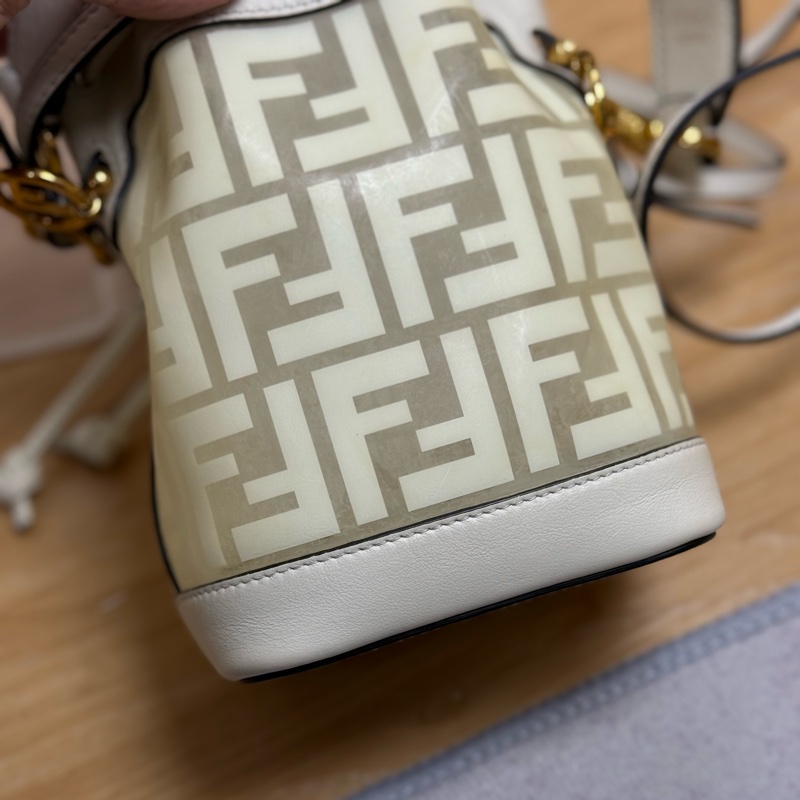 FENDI白色雙拼水桶包-5