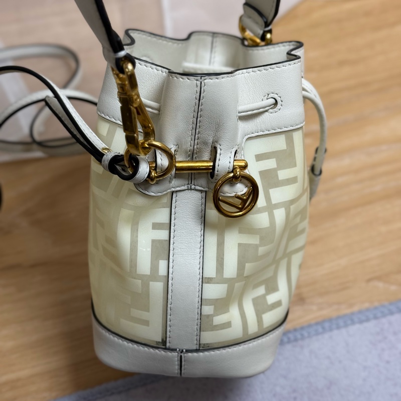 FENDI白色雙拼水桶包-7