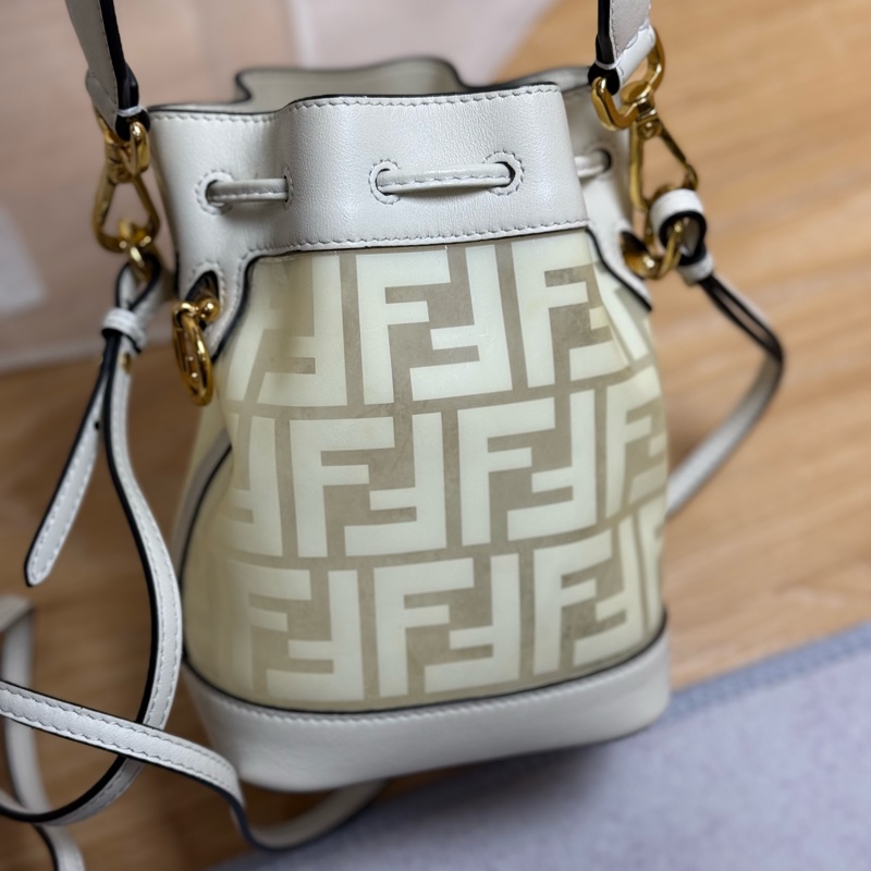 FENDI白色雙拼水桶包-8
