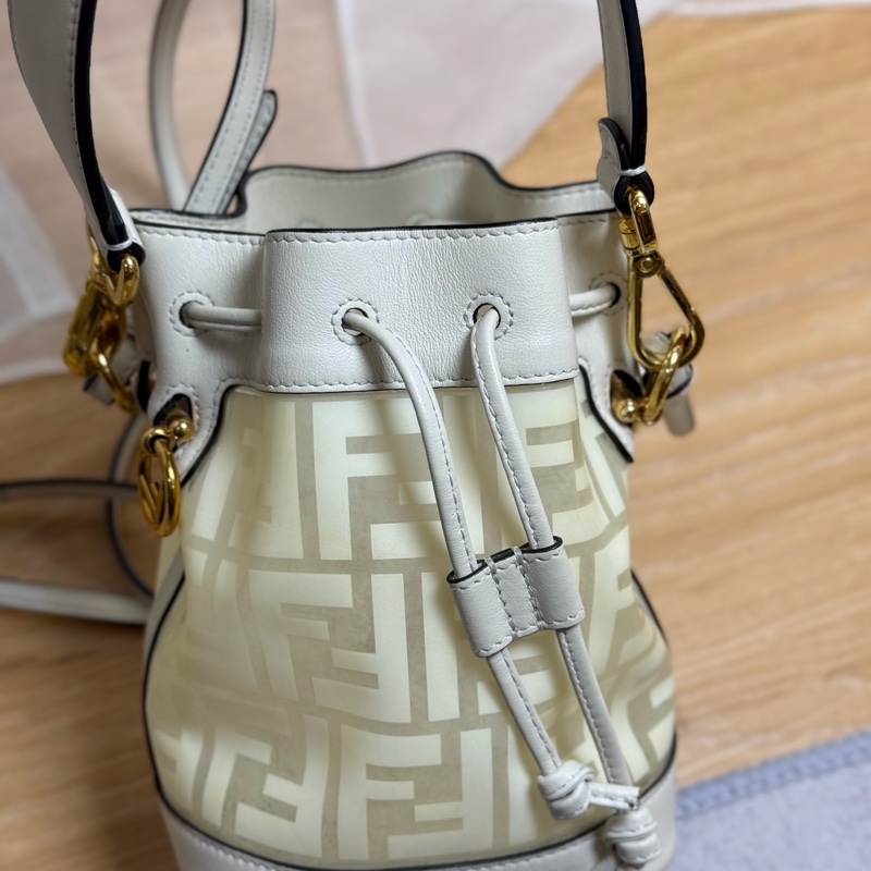 FENDI白色雙拼水桶包-10