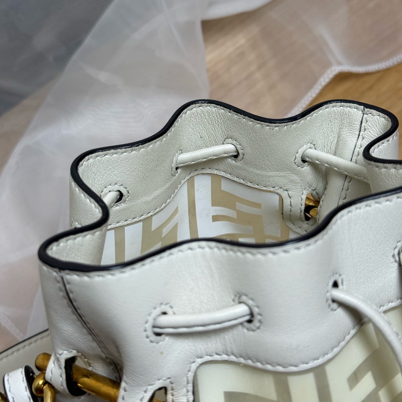 FENDI白色雙拼水桶包-16