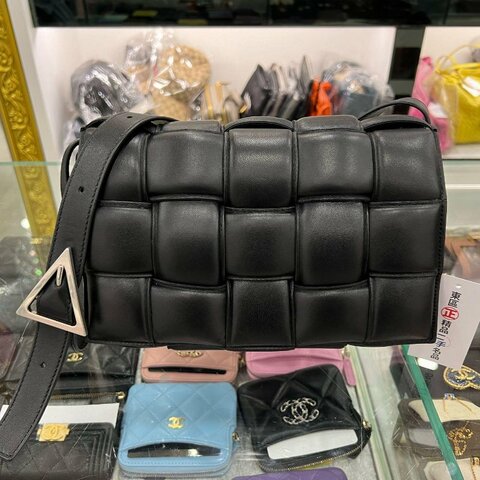 東區正精品㊣BV Bottega Veneta 591970 黑色大格編織三角銀釦釦式翻蓋卡帶包枕頭包斜背包 RA1713