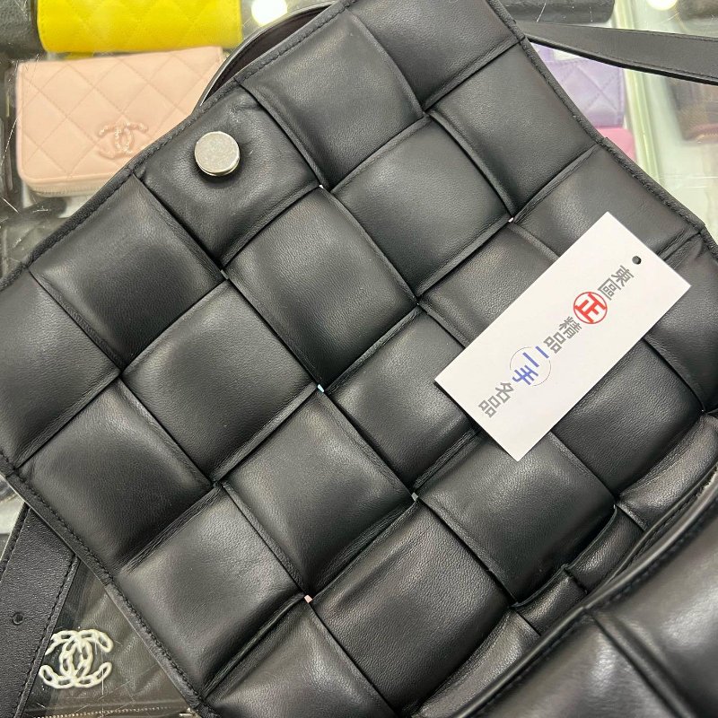 東區正精品㊣BV Bottega Veneta 591970 黑色大格編織三角銀釦釦式翻蓋卡帶包枕頭包斜背包 RA1713-2