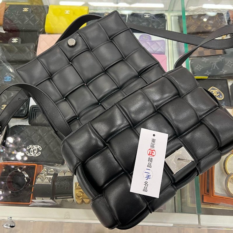 東區正精品㊣BV Bottega Veneta 591970 黑色大格編織三角銀釦釦式翻蓋卡帶包枕頭包斜背包 RA1713-3