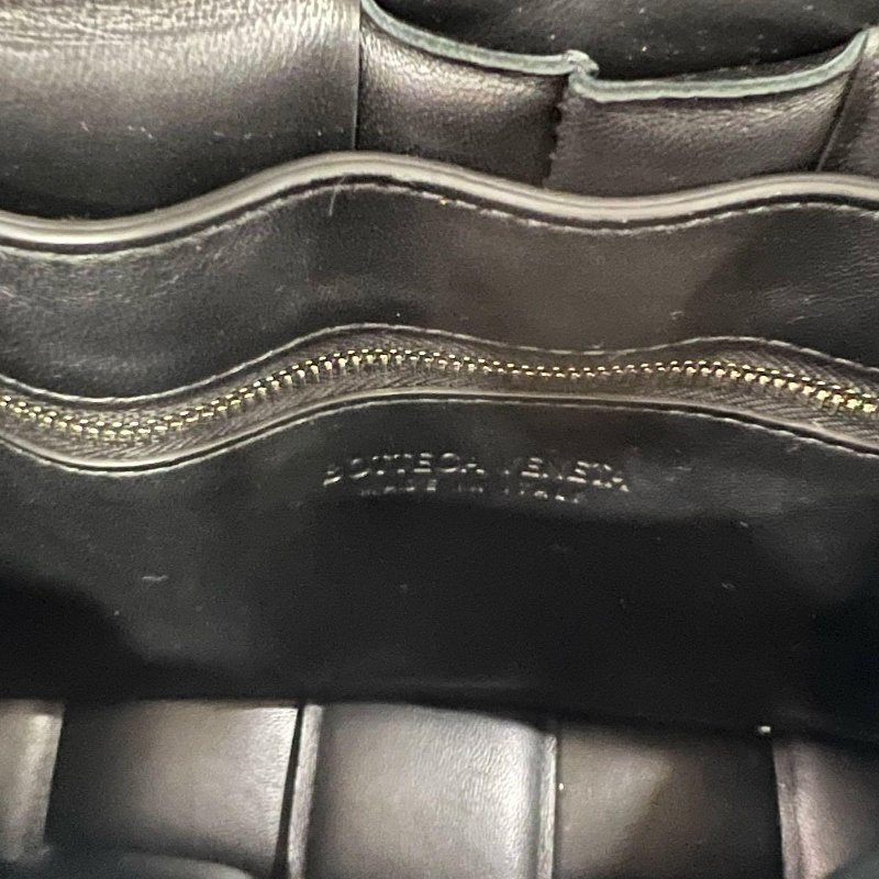 東區正精品㊣BV Bottega Veneta 591970 黑色大格編織三角銀釦釦式翻蓋卡帶包枕頭包斜背包 RA1713-5