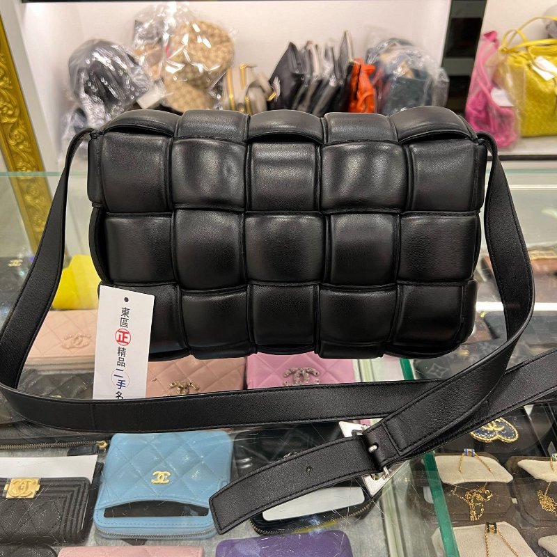 東區正精品㊣BV Bottega Veneta 591970 黑色大格編織三角銀釦釦式翻蓋卡帶包枕頭包斜背包 RA1713-6