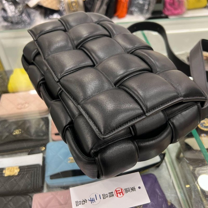 東區正精品㊣BV Bottega Veneta 591970 黑色大格編織三角銀釦釦式翻蓋卡帶包枕頭包斜背包 RA1713-7