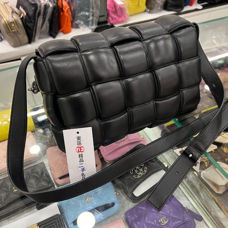 東區正精品㊣BV Bottega Veneta 591970 黑色大格編織三角銀釦釦式翻蓋卡帶包枕頭包斜背包 RA1713-8