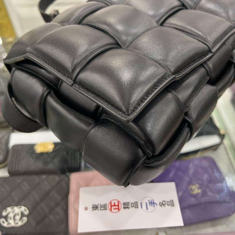 東區正精品㊣BV Bottega Veneta 591970 黑色大格編織三角銀釦釦式翻蓋卡帶包枕頭包斜背包 RA1713-9