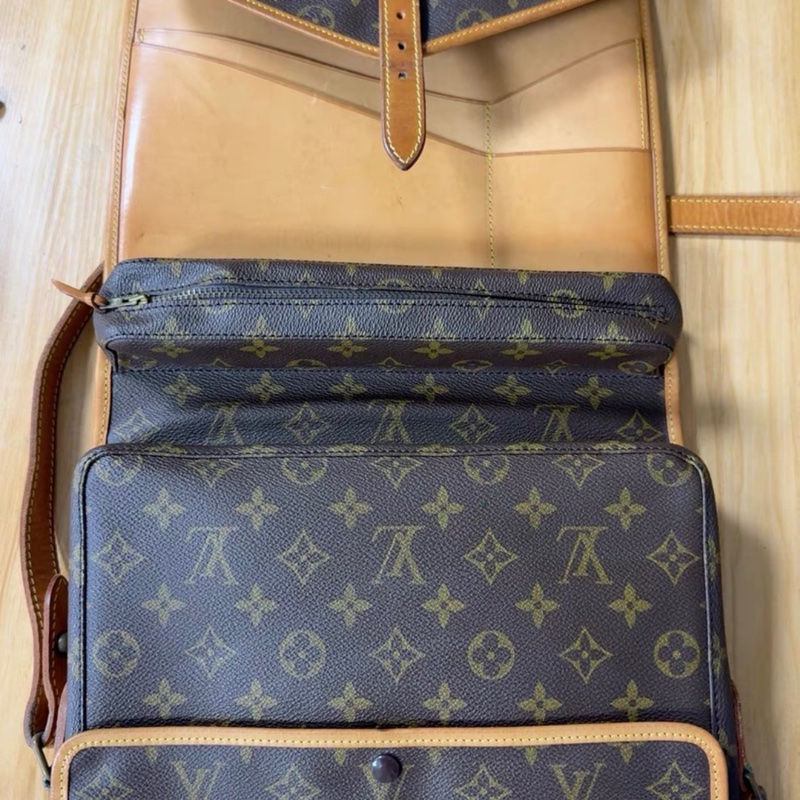LV中古老花信封包-8