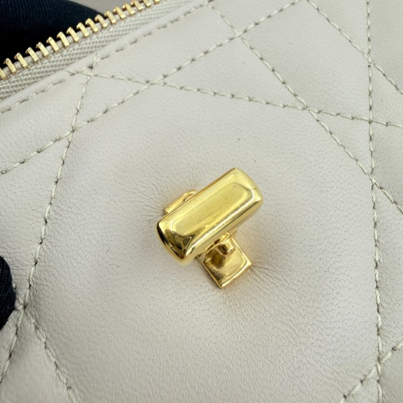 CHRISTIAN DIOR - 淡米色羊皮金釦Miss Caro 大籐格紋斜背包-10