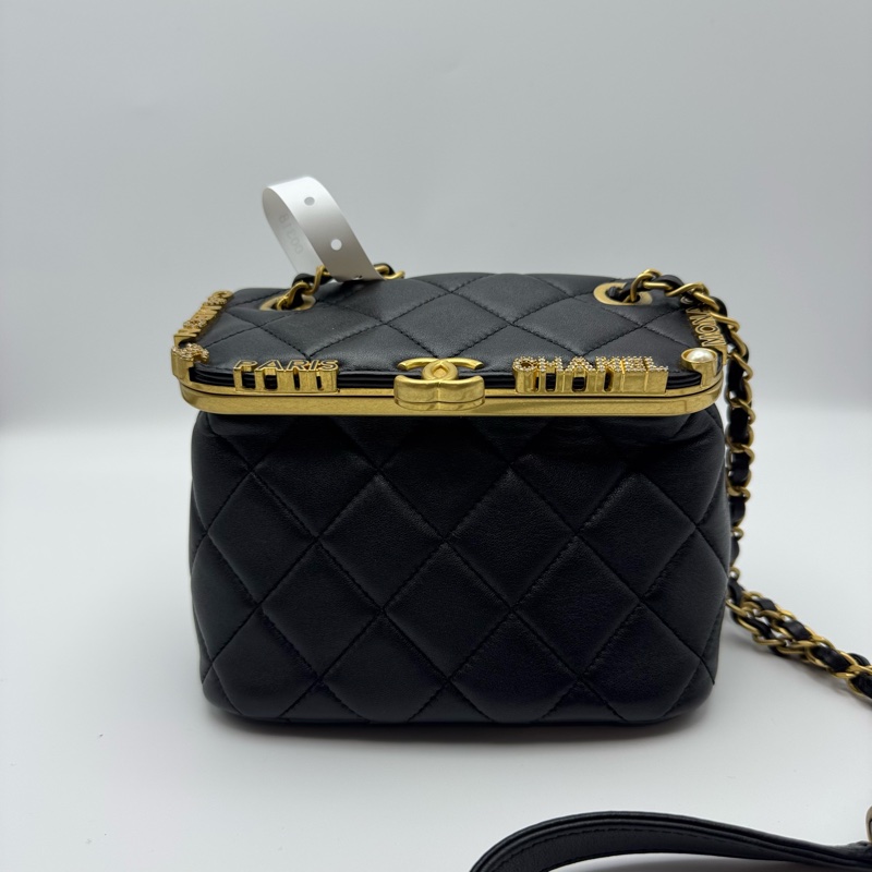 香奈兒 Chanel 23C 黑金字母盒子單肩包，晚宴包，高級手工坊系列，晶片款Quilted Lambskin Paris Monaco Kiss Lock Vanity Mini Black-1