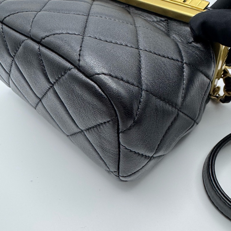 香奈兒 Chanel 23C 黑金字母盒子單肩包，晚宴包，高級手工坊系列，晶片款Quilted Lambskin Paris Monaco Kiss Lock Vanity Mini Black-6