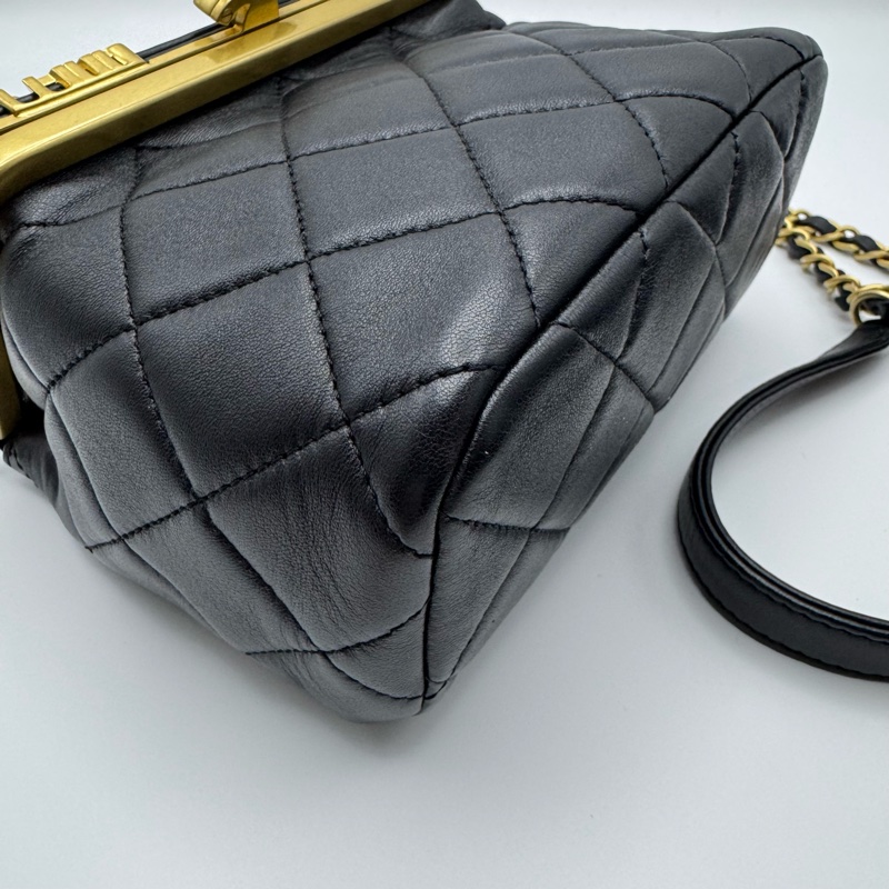 香奈兒 Chanel 23C 黑金字母盒子單肩包，晚宴包，高級手工坊系列，晶片款Quilted Lambskin Paris Monaco Kiss Lock Vanity Mini Black-7