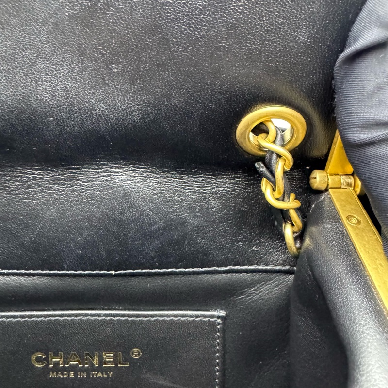 香奈兒 Chanel 23C 黑金字母盒子單肩包，晚宴包，高級手工坊系列，晶片款Quilted Lambskin Paris Monaco Kiss Lock Vanity Mini Black-10