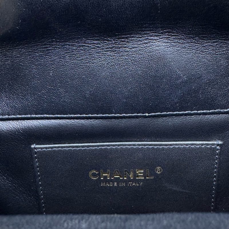 香奈兒 Chanel 23C 黑金字母盒子單肩包，晚宴包，高級手工坊系列，晶片款Quilted Lambskin Paris Monaco Kiss Lock Vanity Mini Black-11