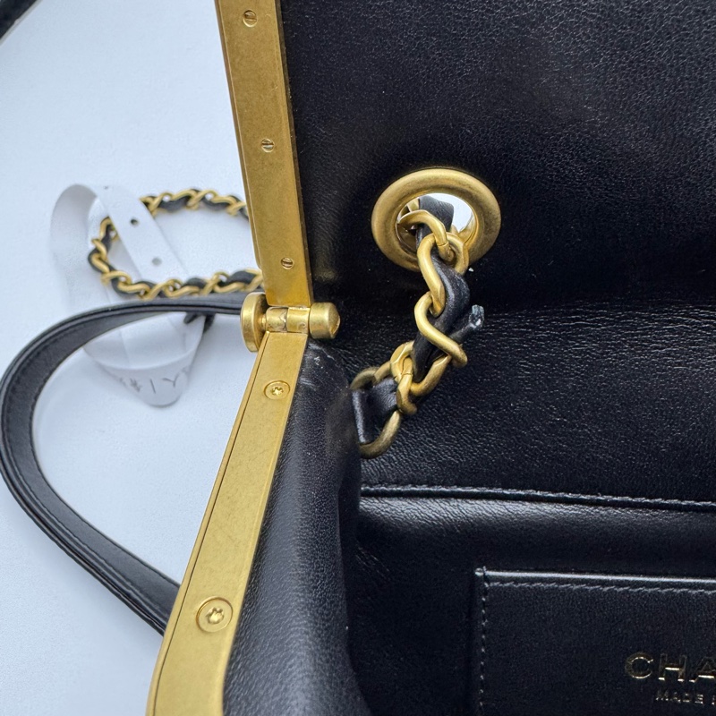 香奈兒 Chanel 23C 黑金字母盒子單肩包，晚宴包，高級手工坊系列，晶片款Quilted Lambskin Paris Monaco Kiss Lock Vanity Mini Black-12