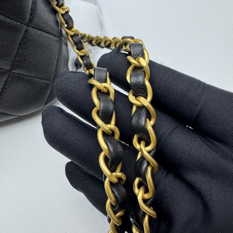 香奈兒 Chanel 23C 黑金字母盒子單肩包，晚宴包，高級手工坊系列，晶片款Quilted Lambskin Paris Monaco Kiss Lock Vanity Mini Black-14