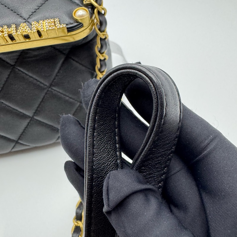 香奈兒 Chanel 23C 黑金字母盒子單肩包，晚宴包，高級手工坊系列，晶片款Quilted Lambskin Paris Monaco Kiss Lock Vanity Mini Black-15